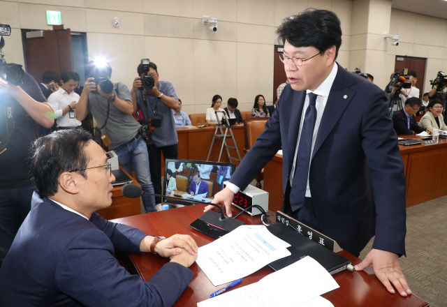 29일 오전 준연동형 비례대표제 도입을 골자로 공직선거법 개정안을 심의하는 국회 정치개혁특별위원회 전체회의에서 더불어민주당 소속 홍영표 위원장(왼쪽)에게 자유한국당 장제원 간사가 의사진행 발언 시간을 연장해 달라며 항의하고 있다. /연합뉴스