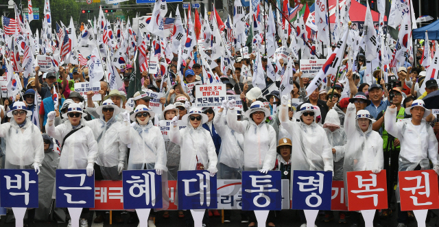 박근혜 전 대통령과 최순실, 이재용 삼성전자 부회장 등의 국정농단 상고심 선고가 내려진 29일 오후 서울 서초구 대법원 앞에서 우리공화당과 보수단체 회원들이 박 전 대통령의 무죄 판결을 촉구하고 있다./오승현기자 2019.8.29