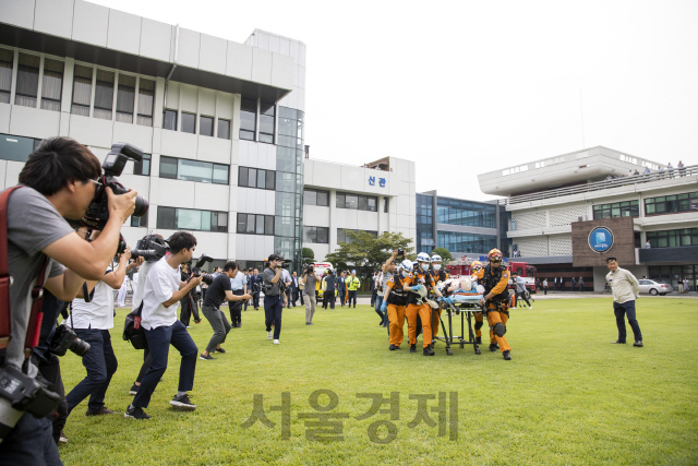 응급 중증외상환자를 응급의료전용헬기로 이송하는 훈련을 하고 있다. /사진제공=경기도