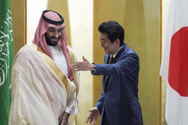 무함마드 빈살만(왼쪽) 사우디아라비아 왕세자가 지난 6월30일 일본 오사카에서 열린 G20 정상회의 계기에 아베 신조 일본 총리와 회담을 위해 인사를 하고 있다. 빈살만 왕세자가 추진하는 아람코의 해외 기업공개(IPO) 무대로 도쿄가 급부상하고 있다고 월스트리트저널(WSJ)은 29일 보도했다. /블룸버그 자료사진