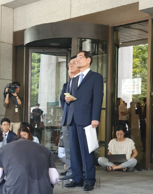 삼성 측 변호인이 29일 대법원 전원합의체의 국정농단 사건 판결 선고 후 법정 바깥에서 기자회견하고 있다./백주연기자