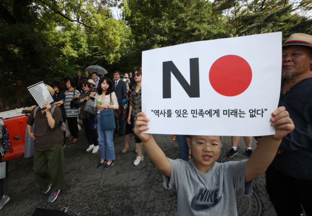 지난 29일 서울 중구 예장동 남산 인근에 위치한 조선통감관저 터에서 열린 역사탐방 ‘국치일에 국치길을 걷다’  참가자들이 국치길을 걷고 있다. /연합뉴스