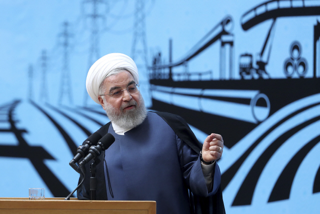 하산 로하니 이란 대통령이 지난 26일(현지시간) 이란 테헤란에서 연설하고 있다. /테헤란=AP연합뉴스