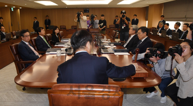 이주열 한국은행 총재가 30일 오전 서울 중구 한국은행에서 열린 '금융통화위원회 본회의'를 주재하고 있다./오승현기자 2019.8.30