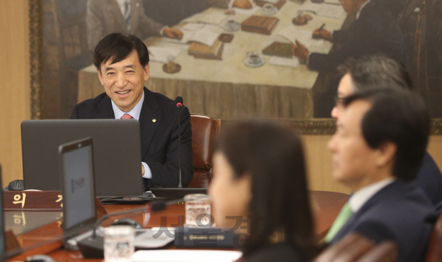 이주열 한국은행 총재가 30일 오전 서울 중구 한국은행에서 열린 '금융통화위원회 본회의'를 주재하고 있다./오승현기자 2019.8.30