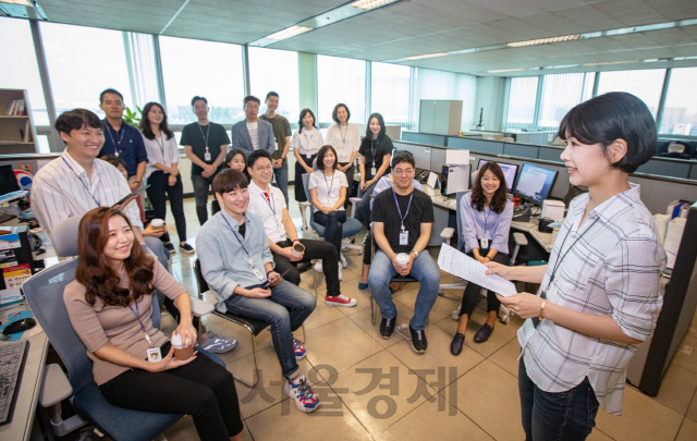 대한항공 직원들이 복장 자율화 시범운영일에 자유로운 복장으로 근무하고 있다. 대한항공은 오는 9월2일부터 전면적인 복장 자율화를 시행한다. /사진제공=대한항공