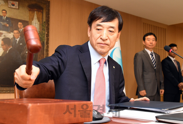 이주열 한국은행 총재가 30일 오전 서울 중구 한국은행에서 열린 '금융통화위원회 본회의'를 주재하고 있다./오승현기자 2019.8.30