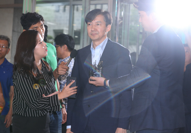 조국 법무부 장관 후보자가 29일 서울 종로구 적선현대빌딩에 마련된 인사청문회 사무실로 출근하고 있다. /연합뉴스