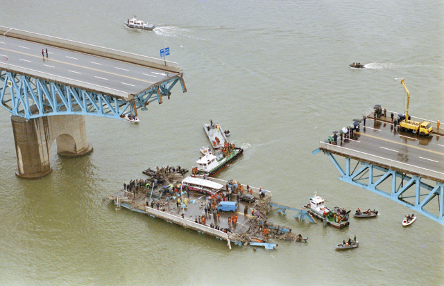 성수대교가 붕괴한 지난 1994년 10월21일 다리가 절단된 지점에서 구조 작업이 이뤄지는 모습. /연합뉴스