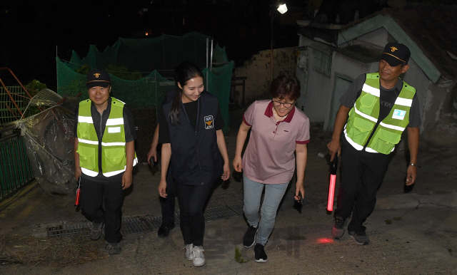 [경찰팀 24/7] 순찰·비상벨·동행…'여성 밤길' 지키는 사람들