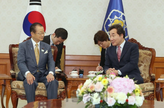 이낙연(오른쪽) 총리와 일한의원연맹의 가와무라 다케오 간사장이 지난 해 10월 15일 정부서울청사에서 대화하고 있다./사진제공=총리실