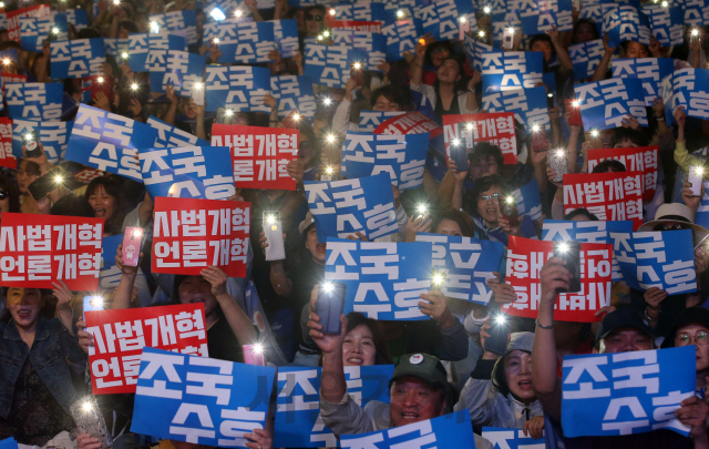 30일 서울 종로구 옛 일본대사관 앞에서 사법적폐청산 범국민시민연대 주최로 열린 ‘조국수호 촛불문화제’에 참석한 시민들이 피켓을 들고 구호를 외치고 있다./성형주기자