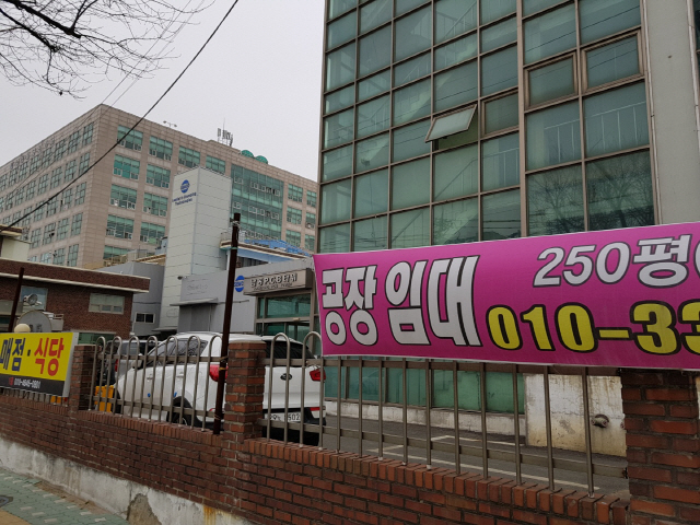 인천 남동공단 내 한 공장에 임대 현수막이 걸려 있다. /서울경제DB