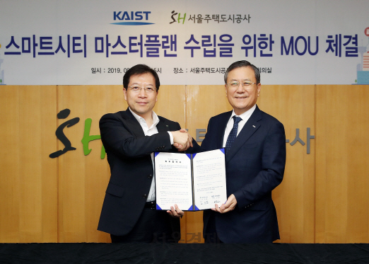 김세용(왼쪽) 서울주택도시(SH)공사장과 신성철 카이스트(KAIST) 총장이 30일 서울 개포동 SH공사 본사에서 스마트시티 마스터플랜 수립을 위한 업무협약을 맺고 악수하고 있다. 양 기관은 도시 자원 관리 및 도시문제 예측을 위한 시뮬레이션 시스템 개발, 미래형 교통수단 연구 등 스마트 시티 관련 공동연구를 적극 추진할 계획이다. /사진제공=SH공사