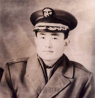 1950년 9월 서울 수복에서 중앙청에 최초로 태극기를 게양한 박정모 해병 대령.