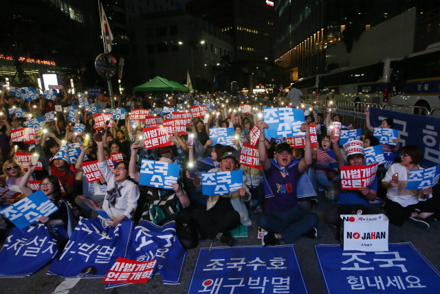 30일 서울 종로구 옛 일본대사관 앞에서 사법적폐청산 범국민시민연대 주최로 열린 조국수호 촛불문화제에서 참석자들이 조국 법무부 장관 후보자를 수호하자는 내용의 피켓을 들고 있다./성형주기자 2019.08.30