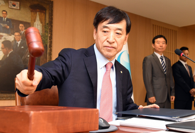 이주열 한국은행 총재가 30일 오전 서울 중구 한은에서 열린 금융통화위원회 본회의를 주재하며 심각한 표정으로 의사봉을 두드리고 있다.  /오승현기자