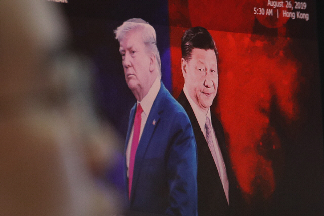도널드 트럼프(왼쪽) 미국 대통령과 시진핑 중국 국가주석을 합성한 사진이 컴퓨터 화면에 표시돼 있다. /AP연합뉴스