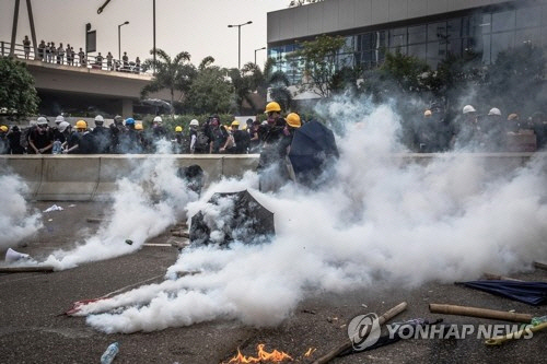 최루가수로 뒤덮힌 홍콩 시위 현장/연합뉴스