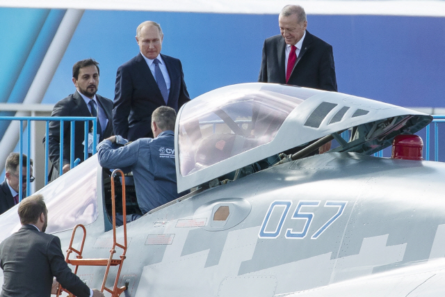 블라디미르 푸틴(가운데) 러시아 대통령과 레제프 타이이프 에르도안(오른쪽 첫번째) 터키 대통령이 지난 27일(현지시간) 러시아 모스크바 동남쪽 도시 쥬콥스키에서 열린 국제항공·우주박람회(MAKS 에어쇼)에서 러시아제 5세대 최신 전투기 Su-57을 살펴보고 있다. /모스크바=AP연합뉴스
