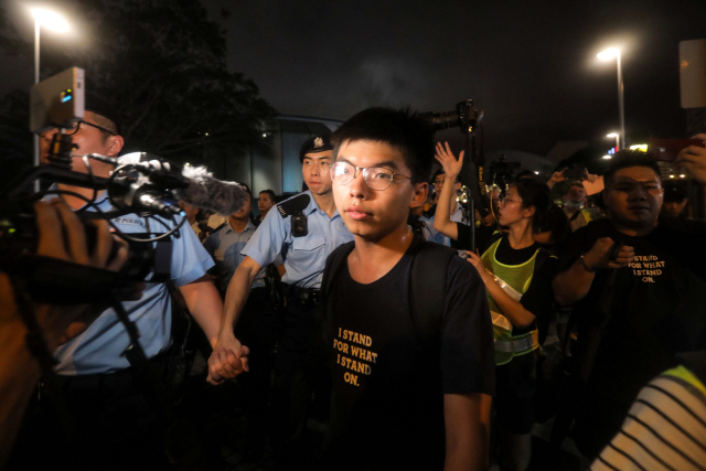 홍콩 ‘우산 혁명’의 주역이자 ‘범죄인 인도 법안’(송환법) 반대 시위를 이끄는 조슈아 웡 데모시스토(香港衆志)당 비서장이 지난달 7일 홍콩에서 경찰과 대치하고 있다. 데모시스토당은 조슈아 웡이 30일 경찰에 체포됐다고 밝혔다. /AFP연합뉴스