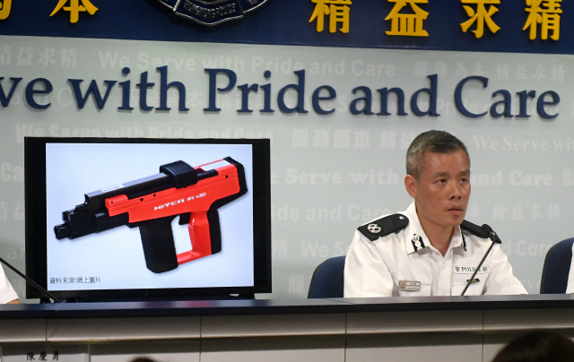 홍콩의 홍콩섬 지역 경찰 책임자가 30일(현지시간) 기자회견에서 ‘범죄인 인도 법안’(송환법) 반대 시위 관련자들에 대한 체포 상황을 설명하고 있다. /홍콩=신화연합뉴스