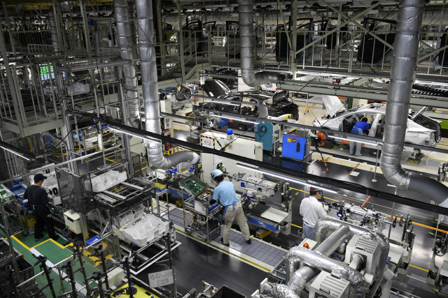 일본 쓰쓰미에 위치한 도요타의 하이브리드 자동차 ‘프리우스’ 조립 공장의 모습. /EPA연합뉴스