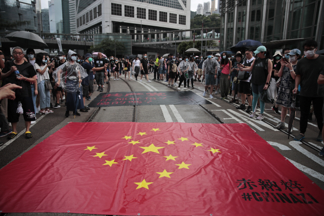 중국 정부의 송환법에 반대하는 홍콩 시민들이 31일 홍콩 거리를 행진하고 있다. /홍콩=AP연합뉴스
