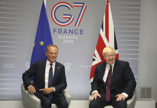 보리스 존슨(오른쪽) 영국 총리와 도날드 투스크 EU정상회의 상임의장이 지난 25일 프랑스 비아리츠에서 열린 G7정상회의 전에 열린 회동을 앞두고 나란히 앉아 있다. /AP연합뉴스