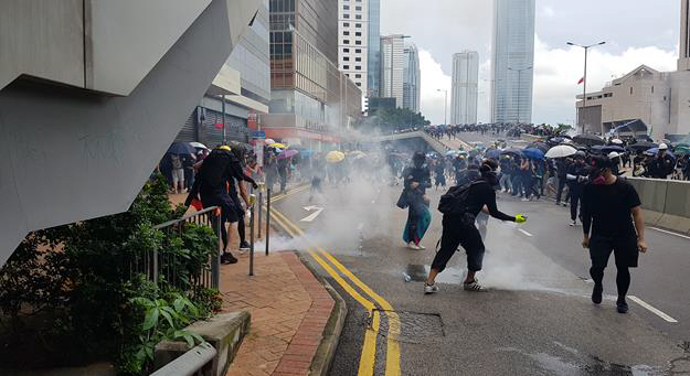 '실탄 경고' 이어...홍콩 경찰, 지하철까지 '랩터스 특공대' 체포조 투입