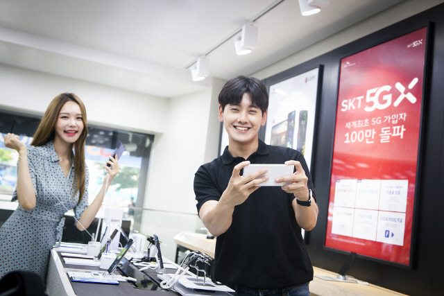 SK텔레콤 모델들이 서울 명동의 대리점에서 ‘갤럭시 노트10’으로 5G 서비스를 사용하고 있다. /사진 제공=SK텔레콤
