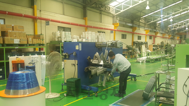 지방의 한 공단에 자리한 부품업체에서 직원이 작업을 진행하고 있다. /서울경제DB