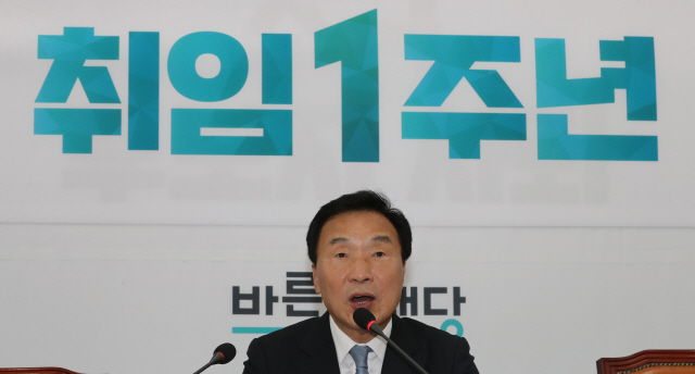 손학규 바른미래당 대표가 1일 오전 국회에서 당대표 취임 1주년 기자간담회를 하고 있다./연합뉴스