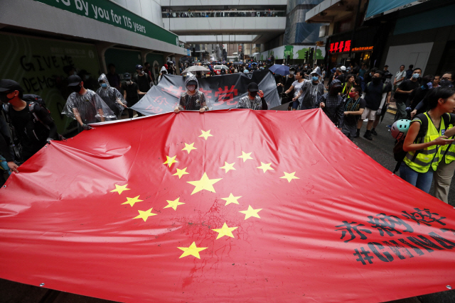 epa07806118 Protesters carry a Chinese flag with the stars shaped as a swastika during a rally in Hong Kong, China, 31 August 2019. Hong Kong has been gripped by mass protests since June over a now-suspended extradition bill to China that have morphed into a wider anti-government movement.  EPA/JEON HEON-KYUN        <저작권자(c) 연합뉴스, 무단 전재-재배포 금지>