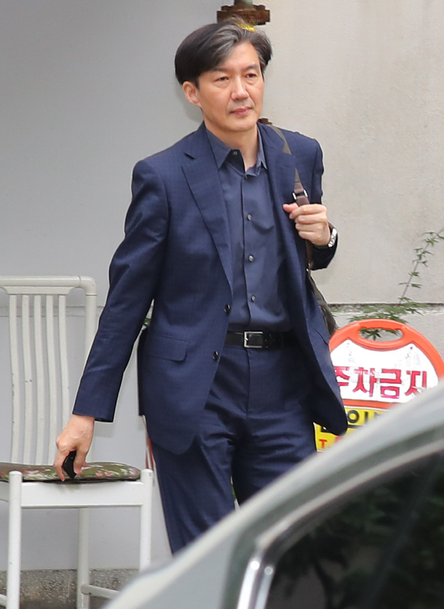 조국 법무부 장관 후보자가 1일 오후 서울 서초구 자택을 나서고 있다./연합뉴스