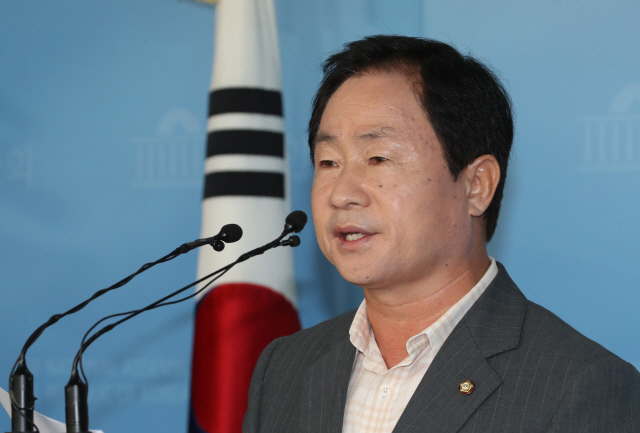 주광덕 자유한국당 의원이 1일 국회 정론관에서 기자회견을 하고 있다.     /연합뉴스