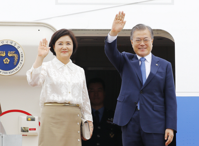 동남아 3개국 순방길에 오르는 문재인 대통령이 김정숙 여사와 1일 서울공항 공군 1호기에서 손을 흔들고 있다. /연합뉴스