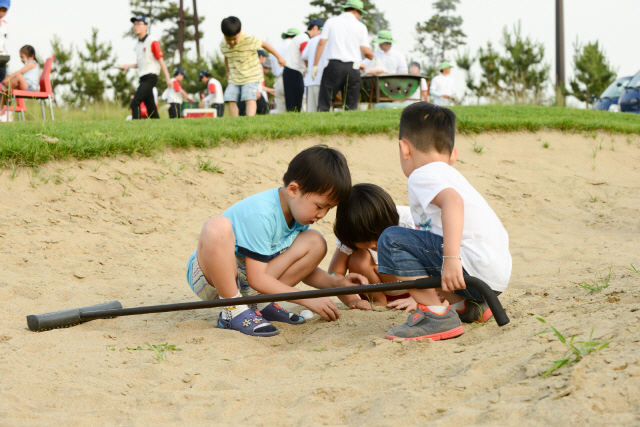 영종도 스카이72 골프장의 ‘에코 소풍’ 프로그램에 참가한 어린이들이 코스 곳곳에서 놀이를 통해 환경 교육을 체험하고 있다. /사진제공=스카이72 골프앤리조트