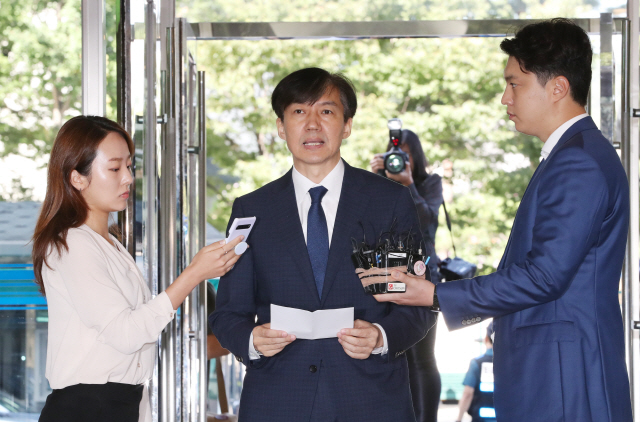 조국 법무부 장관 후보자가 2일 오전 서울 종로구 적선현대빌딩에 마련된 인사청문회 준비사무실로 출근하며 기자들의 질문에 답하고 있다. /연합뉴스