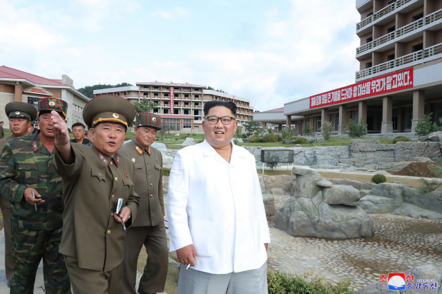 김정은 북한 국무위원장이 평안남도 양덕군 온천관광지구 건설현장을 시찰했다고 31일 조선중앙통신이 보도했다./연합뉴스