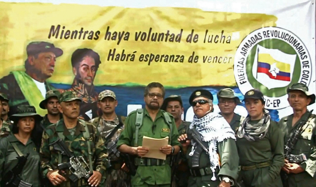 옛 콜롬비아무장혁명군(FARC) 지도자 이반 마르케스(가운데)가 29일(현지시간) 공개된 영상에서 무장대원 17명과 함께 반군활동 재개를 선언하고 있다. 마르케스는 정부가 3년 전 쿠바 아바나에서 맺은 평화협정을 이행하지 않아 협정 이후 400명 이상의 사회운동 지도자와 150명의 반군이 목숨을 잃었다고 주장했다.  /유튜브 캡처