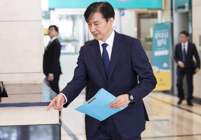 조국 법무부 장관 후보자가 2일 서울 종로구 적선현대빌딩에 마련된 인사청문회 준비사무실에서 나와 기자회견을 위해 이동하고 있다./연합뉴스