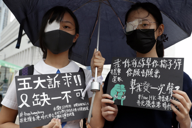 홍콩 중고생들이 2일(현지시간) 수업을 거부한 채 ‘범죄인 인도법안’ 반대시위를 벌이고 있다. /홍콩=EPA연합뉴스
