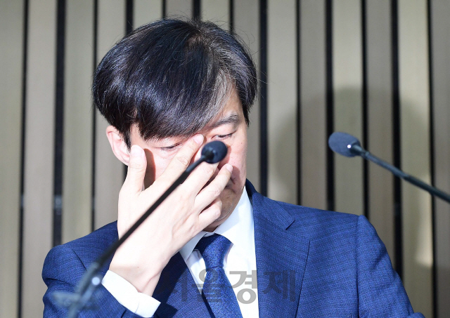 조국 법무부 장관 후보자가 2일 오후 서울 국회에서 열린 기자간담회에서 가족 관련 질문에 답하며 울먹이고 있다./권욱기자