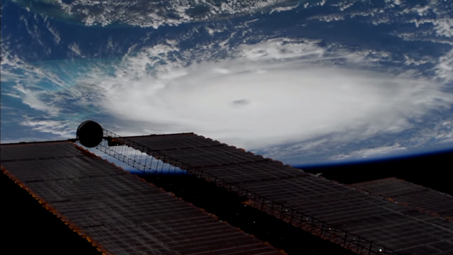 미국 항공우주국(NASA)이 1일(현지시간) 국제우주정거장(ISS)에서 촬영한 허리케인 ‘도리언’의 위성사진을 공개했다. 최고풍속 300㎞에 육박하는 5등급 허리케인 도리언은 지난 1980년 발생한 ‘앨런’에 이어 역대 두 번째로 강한 허리케인으로 기록됐다.    /EPA연합뉴스