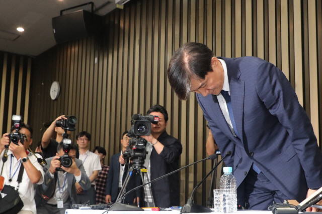 조국 법무부 장관 후보자가 2일 오후 국회에서 열린 기자간담회에 참석해 질의응답에 앞서 인사하고 있다.      /권욱기자