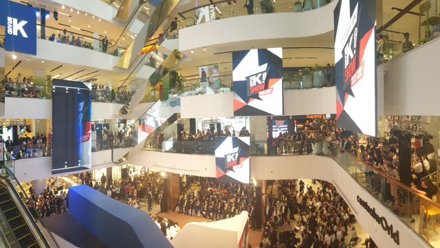 2일 태국 방콕 센트럴월드에서 열린 ‘브랜드 K론칭쇼’를 보기 위해 관람객들이 북적이고 있다. / 사진제공=중기부