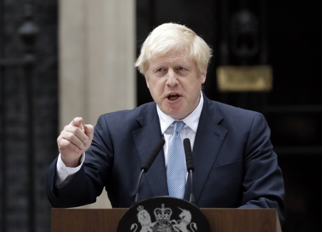 보리스 존슨 영국 총리가 2일(현지시간) 런던 다우닝가 10번지 총리관저 앞에서 성명을 발표하고 있다. /런던=AP연합뉴스