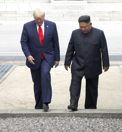 도널드 트럼프 미국 대통령과 김정은 북한 국무위원장이 6월 30일 판문점에서 함께 군사분계선을 넘어 남측으로 넘어오고 있다./연합뉴스