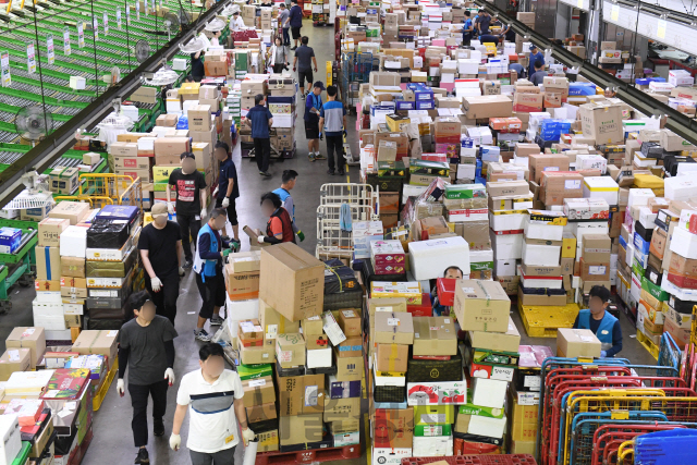 3일 오전 서울 광진구 동서울우편물류센터에서 직원들이 추석을 앞두고 밀려드는 소포와 택배를 처리하기 위해 분주히 움직이고 있다./권욱기자 2019.09.03